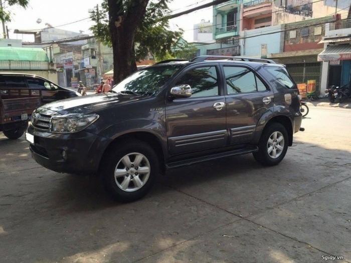 Gia đình cần bán xe Fortuner V 2010, số tự động, màu xám trì