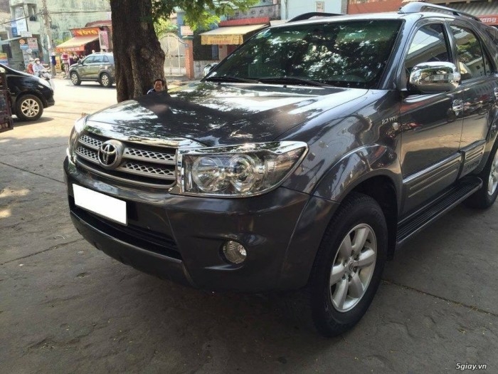 Gia đình cần bán xe Fortuner V 2010, số tự động, màu xám trì