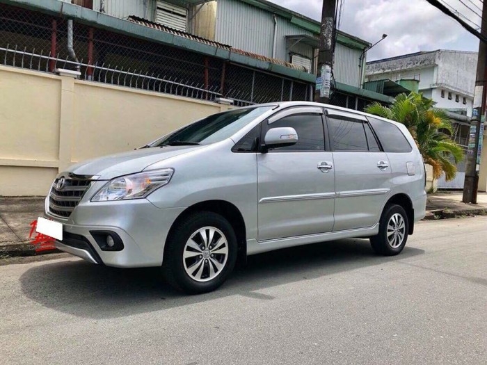 Bán Toyota Innova 2016, số tự động, màu bạc còn mới leng keng
