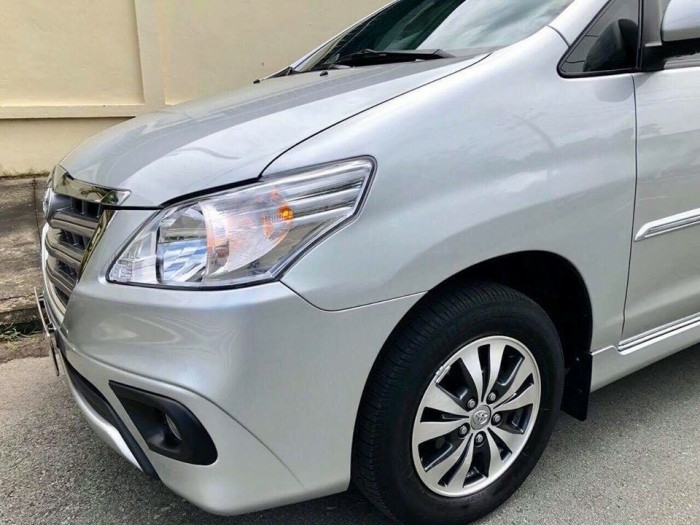 Bán Toyota Innova 2016, số tự động, màu bạc còn mới leng keng