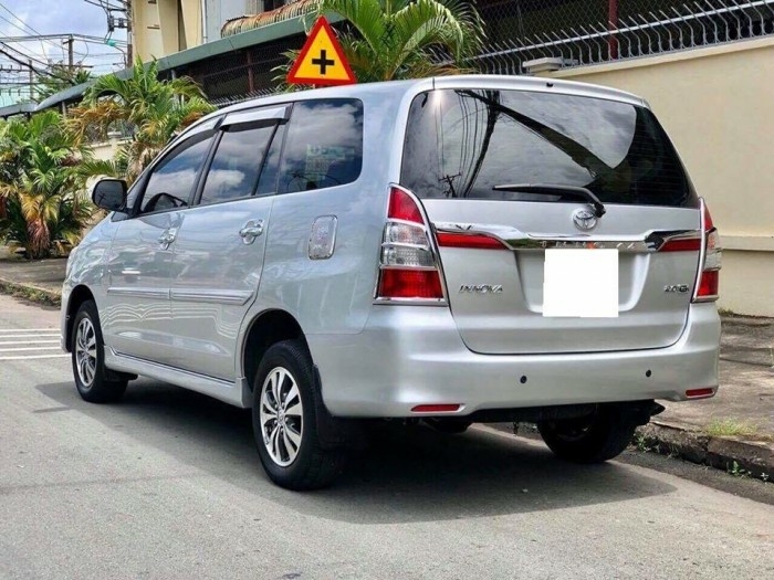 Bán Toyota Innova 2016, số tự động, màu bạc còn mới leng keng