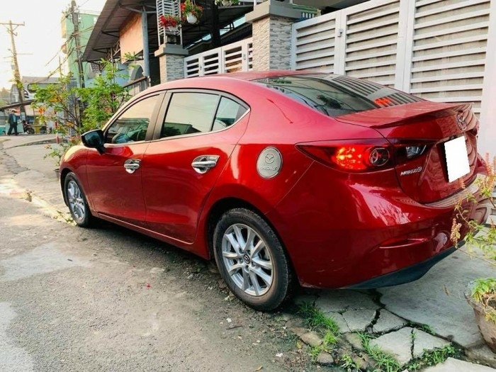 Cần bán gấp Mazda3 sản xuất 2018, số tự động, màu đỏ.
