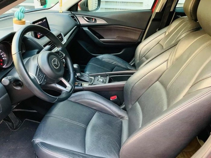 Cần bán gấp Mazda3 sản xuất 2018, số tự động, màu đỏ.