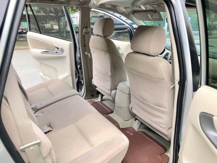 Bán Toyota Innova 2016, số tự động, màu bạc còn mới leng keng