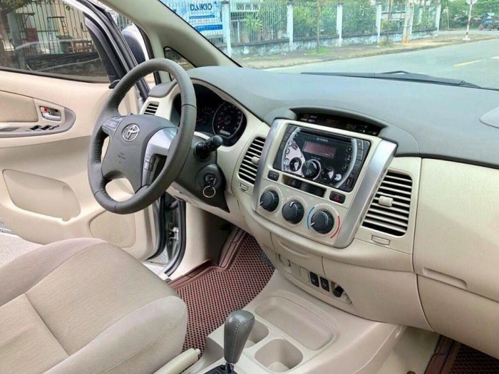 Bán Toyota Innova 2016, số tự động, màu bạc còn mới leng keng