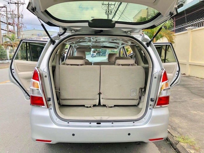 Bán Toyota Innova 2016, số tự động, màu bạc còn mới leng keng