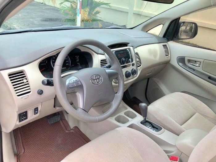 Bán Toyota Innova 2016, số tự động, màu bạc còn mới leng keng