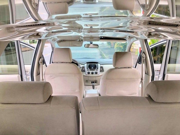 Bán Toyota Innova 2016, số tự động, màu bạc còn mới leng keng