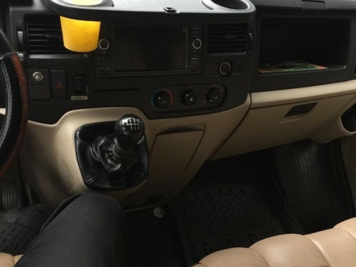 Bán Ford Transit Limousine 2017, số sàn, máy dầu, bản 10 ghế VIP màu Đen.