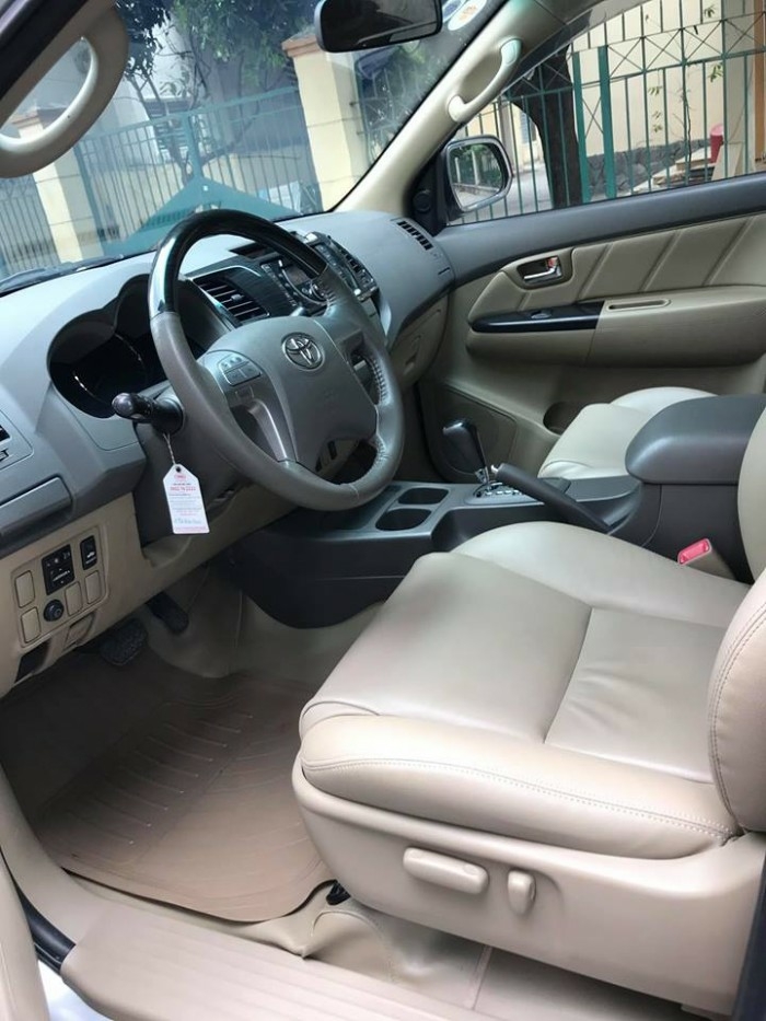 Bán Fortuner 2014 số tự động máy xăng, màu Bạc.