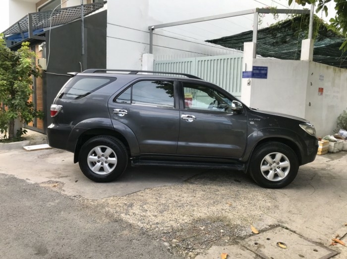 Bán cọp Fortuner 2010, số tự động, máy xăng, màu xám bút chì