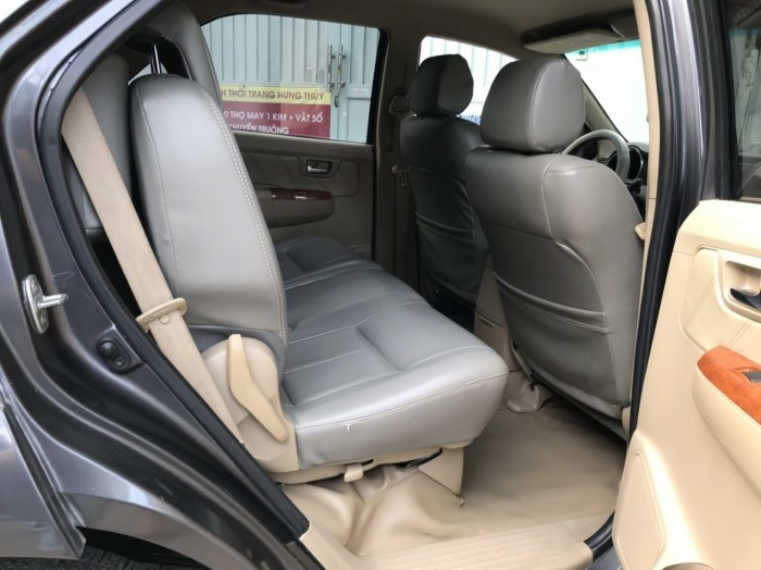 Bán cọp Fortuner 2010, số tự động, máy xăng, màu xám bút chì