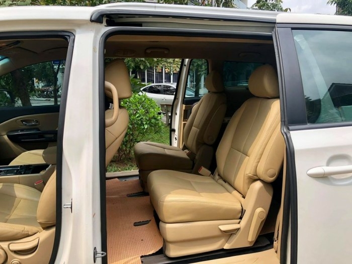 Cần bán xe Sedona DAT 2017, số tự động, máy dầu, bản thường, màu trắng
