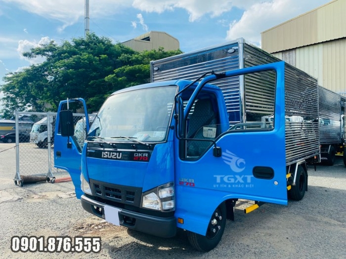 Isuzu QKR270 thùng kín dài 4m3 hỗ trợ trả góp 80% nhận xe ngay