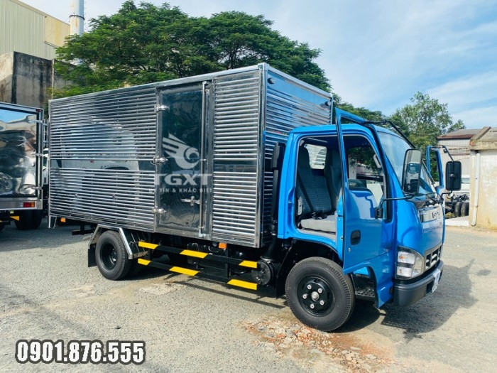 Isuzu QKR270 thùng kín dài 4m3 hỗ trợ trả góp 80% nhận xe ngay