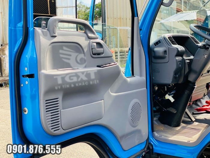 Isuzu QKR270 thùng kín dài 4m3 hỗ trợ trả góp 80% nhận xe ngay