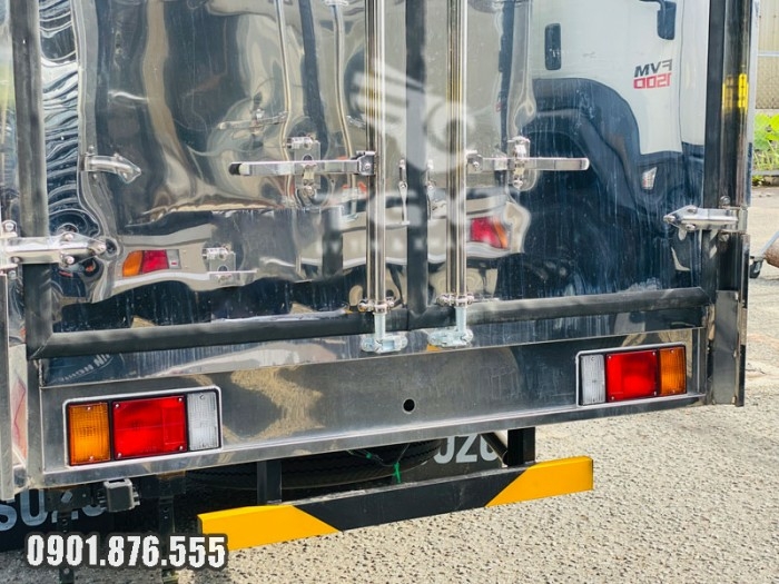 Isuzu QKR270 thùng kín dài 4m3 hỗ trợ trả góp 80% nhận xe ngay