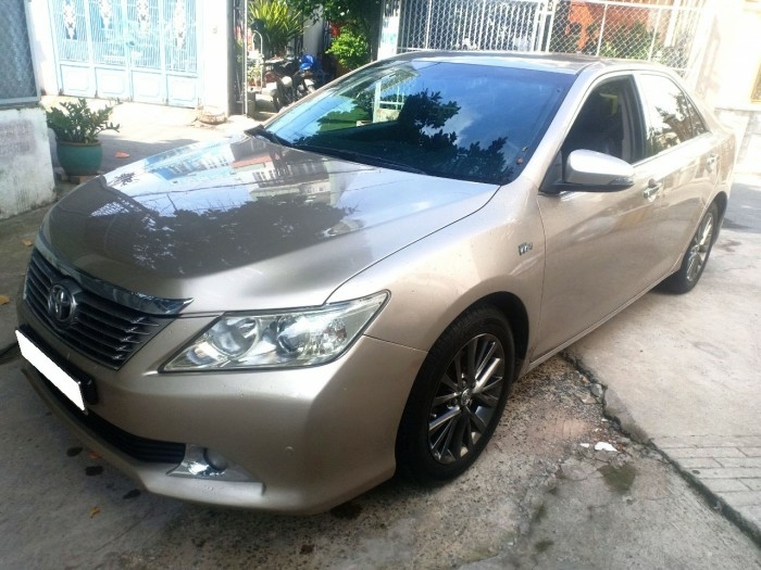Đổi xe mới cần bán Camry 2.5Q, sản xuất 2014, số tự động, màu vàng cát