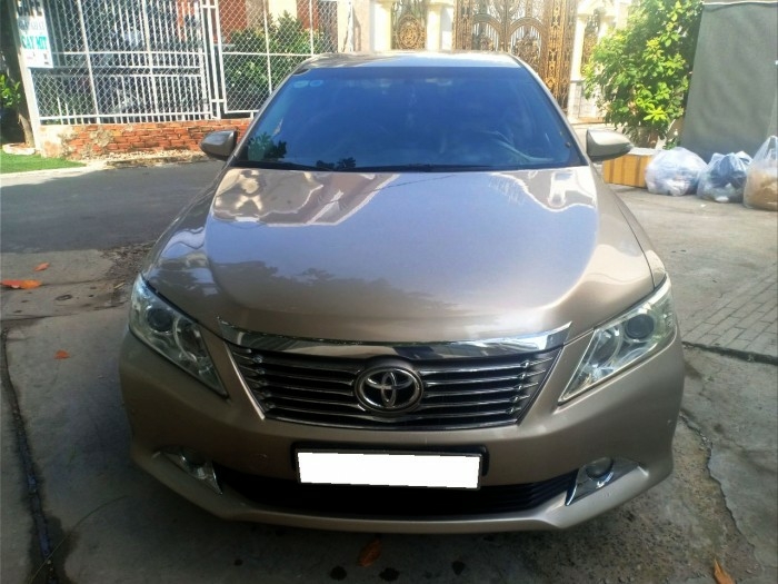 Đổi xe mới cần bán Camry 2.5Q, sản xuất 2014, số tự động, màu vàng cát
