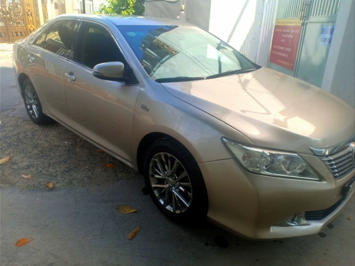 Đổi xe mới cần bán Camry 2.5Q, sản xuất 2014, số tự động, màu vàng cát
