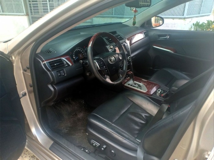Đổi xe mới cần bán Camry 2.5Q, sản xuất 2014, số tự động, màu vàng cát
