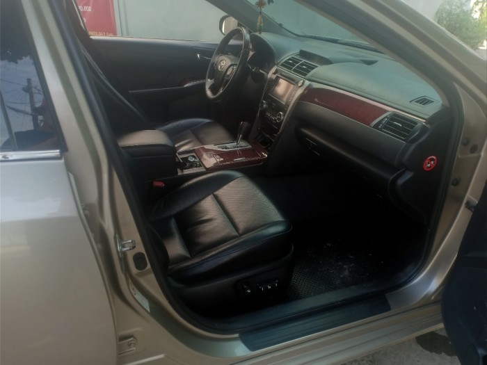 Đổi xe mới cần bán Camry 2.5Q, sản xuất 2014, số tự động, màu vàng cát