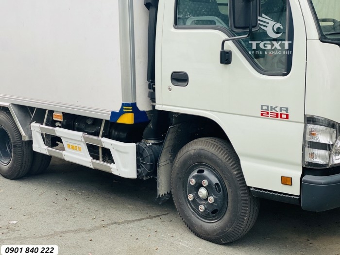 Isuzu QKR230 thùng bảo ôn gắn bửng nâng, trả góp 80%