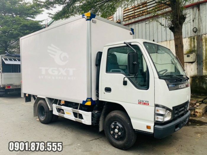 Xe tải Isuzu QKF 1T9 giao xe ngay, thùng dài 3m6