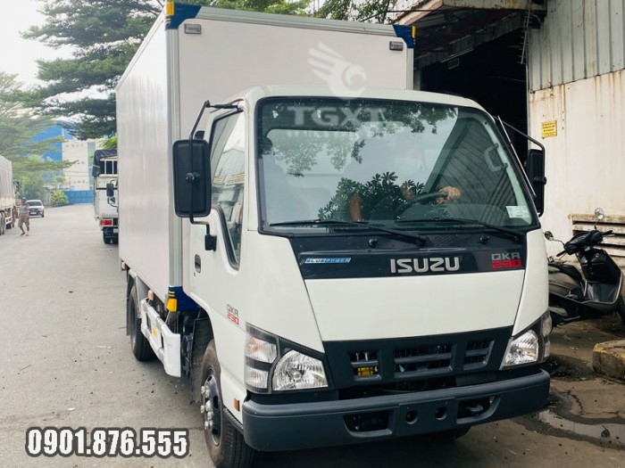Xe tải Isuzu QKF 1T9 giao xe ngay, thùng dài 3m6