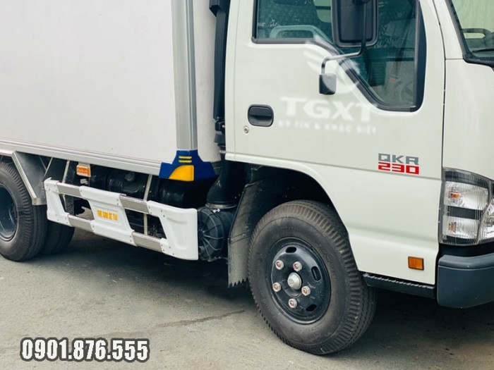 Xe tải Isuzu QKF 1T9 giao xe ngay, thùng dài 3m6