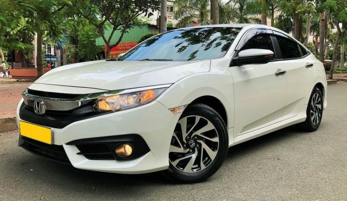 Cần bán xe Honda Civic 2019, số tự động, màu trắng, còn mới tinh