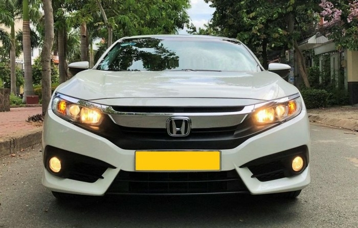Cần bán xe Honda Civic 2019, số tự động, màu trắng, còn mới tinh