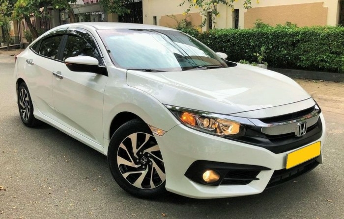 Cần bán xe Honda Civic 2019, số tự động, màu trắng, còn mới tinh