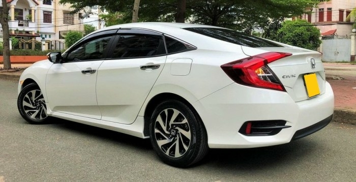 Cần bán xe Honda Civic 2019, số tự động, màu trắng, còn mới tinh