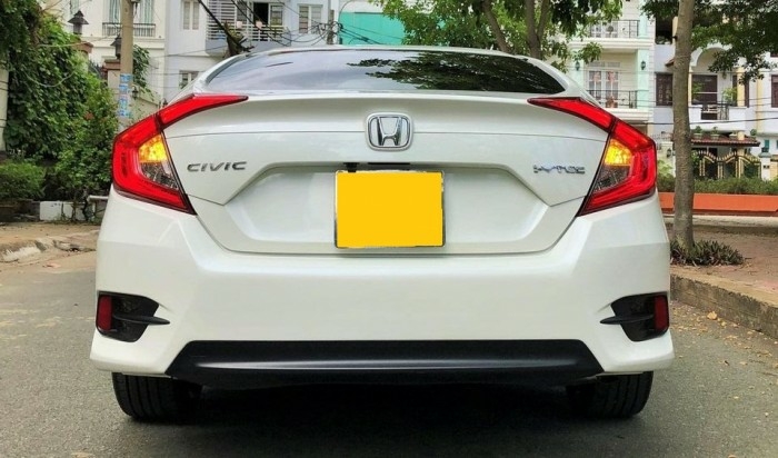 Cần bán xe Honda Civic 2019, số tự động, màu trắng, còn mới tinh