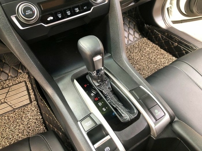 Cần bán xe Honda Civic 2019, số tự động, màu trắng, còn mới tinh