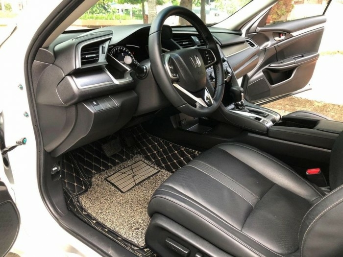 Cần bán xe Honda Civic 2019, số tự động, màu trắng, còn mới tinh