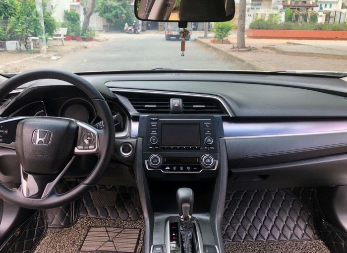 Cần bán xe Honda Civic 2019, số tự động, màu trắng, còn mới tinh