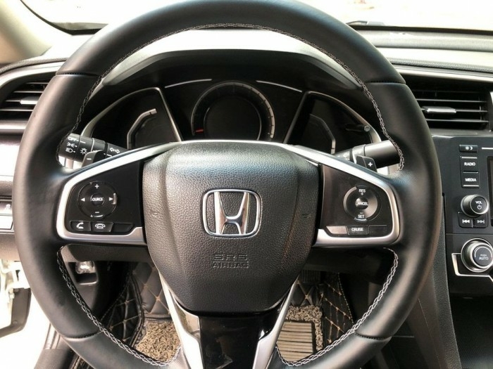 Cần bán xe Honda Civic 2019, số tự động, màu trắng, còn mới tinh