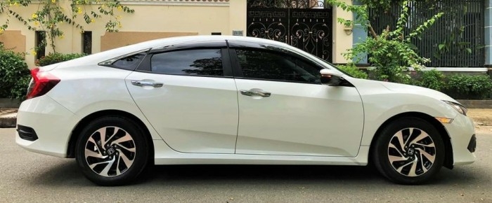 Cần bán xe Honda Civic 2019, số tự động, màu trắng, còn mới tinh