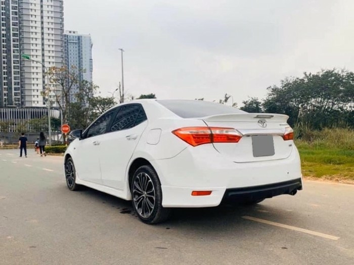 Bán Toyota Altis 2.0V 2017 tự động màu trắng full rất mới.