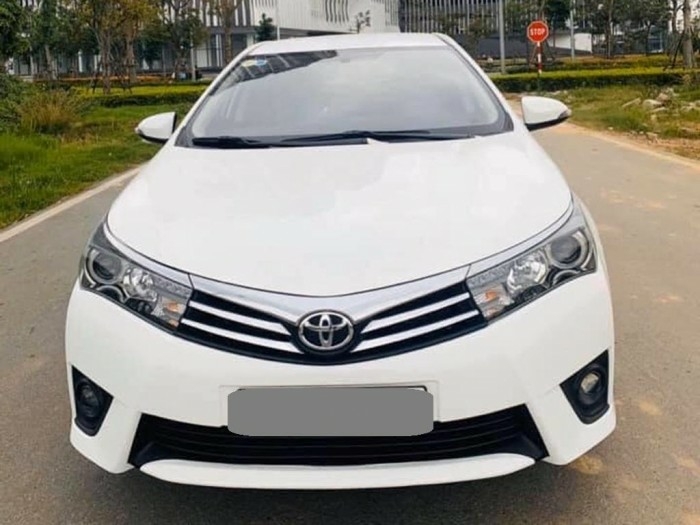 Bán Toyota Altis 2.0V 2017 tự động màu trắng full rất mới.