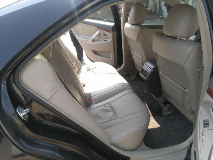 Bán Toyota Camry 2.4 model 2011, số tự động, màu Đen bóng