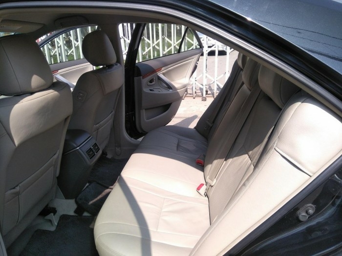 Bán Toyota Camry 2.4 model 2011, số tự động, màu Đen bóng