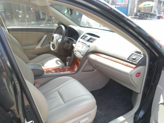 Bán Toyota Camry 2.4 model 2011, số tự động, màu Đen bóng