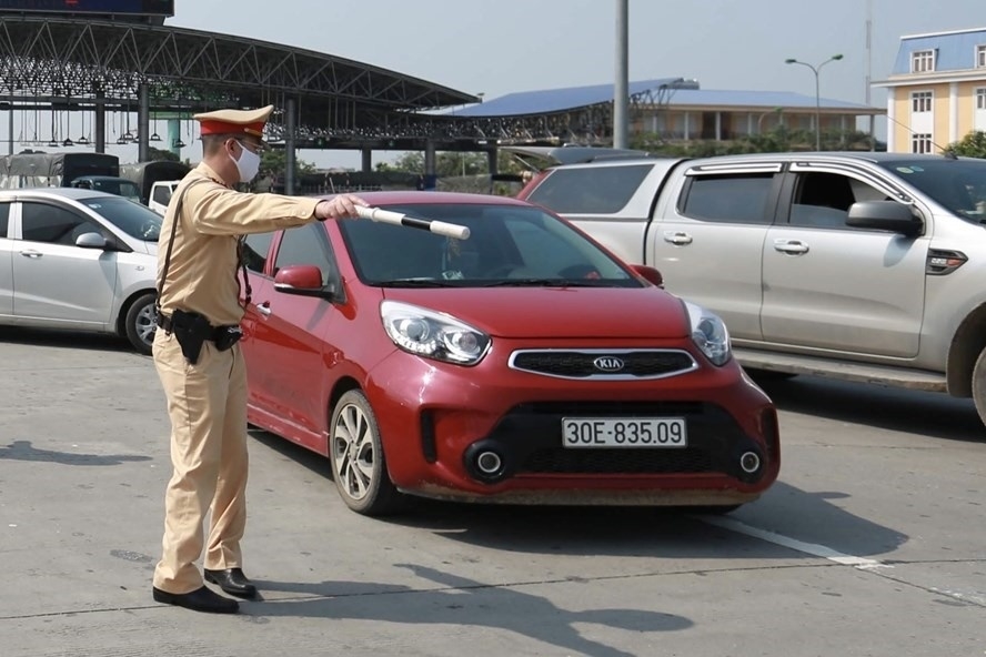Mức phạt đối với hành vi không có giấy phép lái xe cao hơn gấp nhiều lần hành vi quên mang giấy phép lái xe. Ảnh: Hải Nguyễn