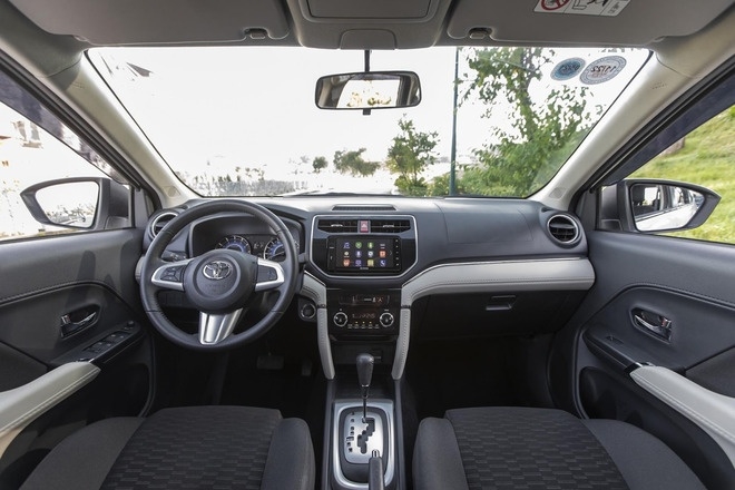 Không gian nội thất Toyota Rush mang thiết kế tối giản, không quá nhiều công nghệ. (Ảnh: TMV)