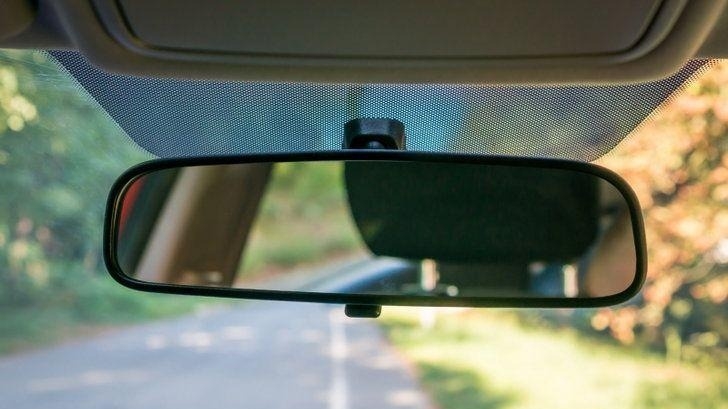 Dải frit có tác dụng tạo bề mặt bám, giúp giữ kính không bị rơi ra khỏi xe