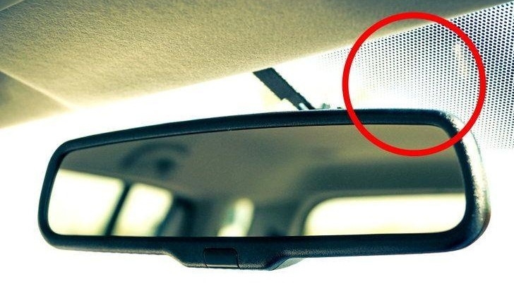Những dải chấm đen bao quanh kính chắn gió phía trước của ô tô thực chất được gọi là "dải frit"
