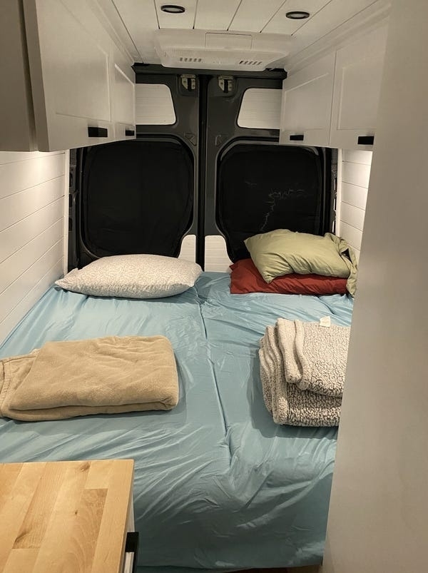 Chiếc giường đa năng nhưng bất tiện khi dịch chuyển trong không gian nhỏ. Ảnh: Frank Olito/Insider